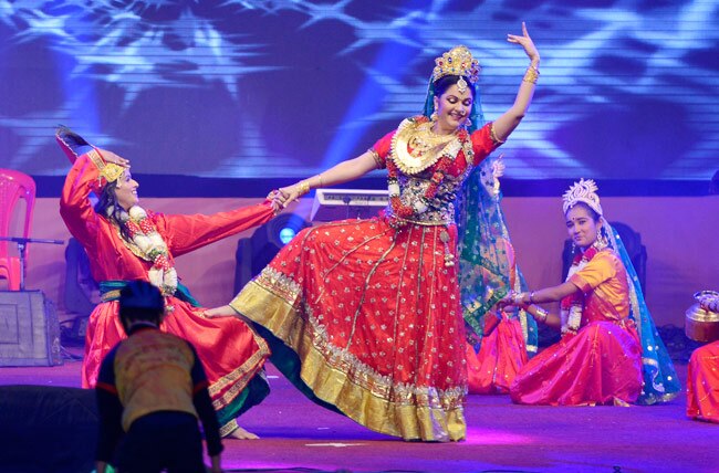 दही हांडी में बॉलीवुड सितारों ने मचाई धूम