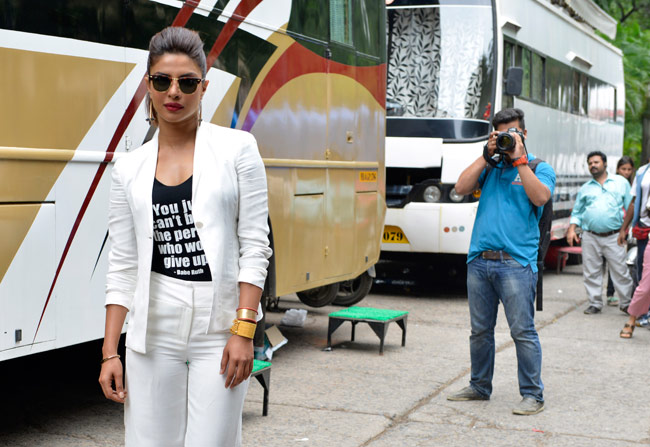 'मैरी कॉम' का प्रमोशन करने 'झलक...' के सेट पर पहुंची प्रियंका चोपड़ा