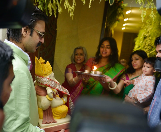 बॉलीवुड सेलेब्रिटीज के घर आए गणपति बप्पा...