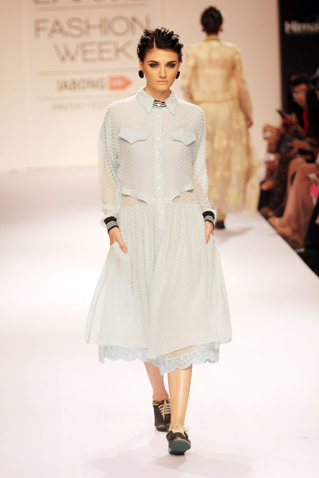 लैक्मे फैशन वीक के रैंप पर दीया, बिपाशा और मलाइका के जलवे