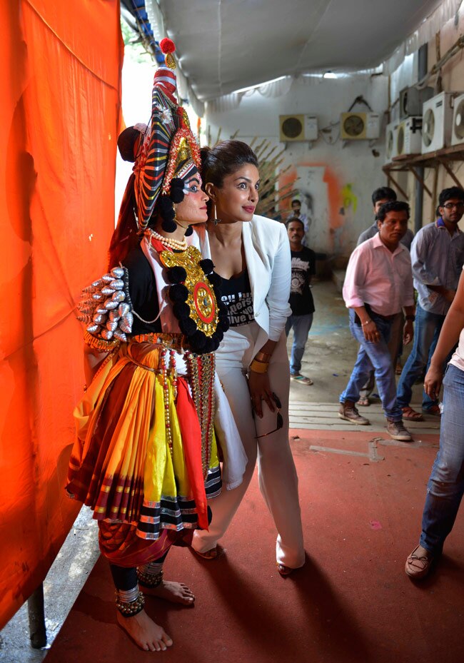 'मैरी कॉम' का प्रमोशन करने 'झलक...' के सेट पर पहुंची प्रियंका चोपड़ा