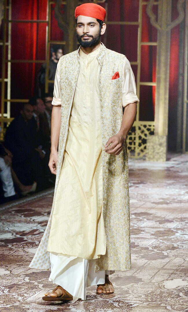 ब्राइडल फैशन वीक में रैंप पर अदिति राव हैदरी का जलवा