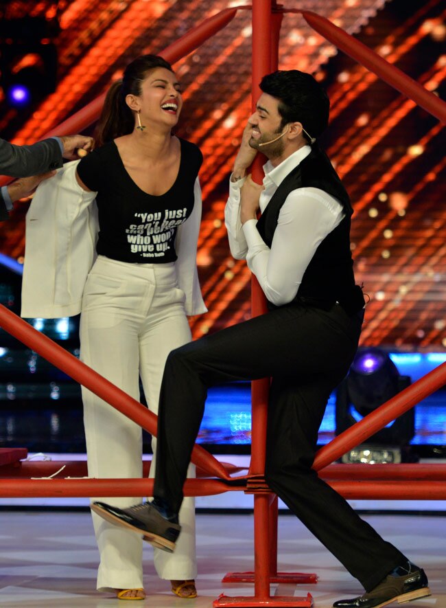 'मैरी कॉम' का प्रमोशन करने 'झलक...' के सेट पर पहुंची प्रियंका चोपड़ा