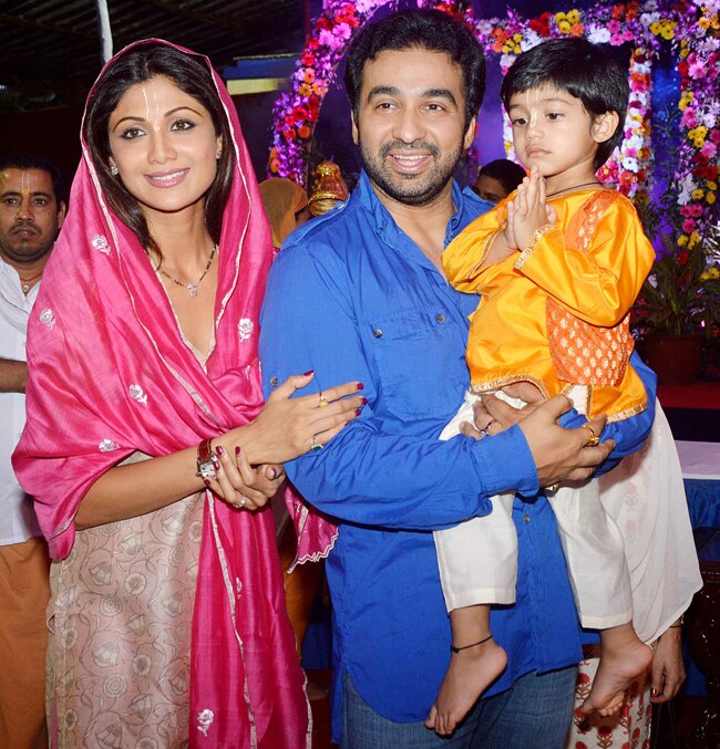 परिवार के साथ बॉलीवुड सितारों ने मानाई जन्माष्टमी