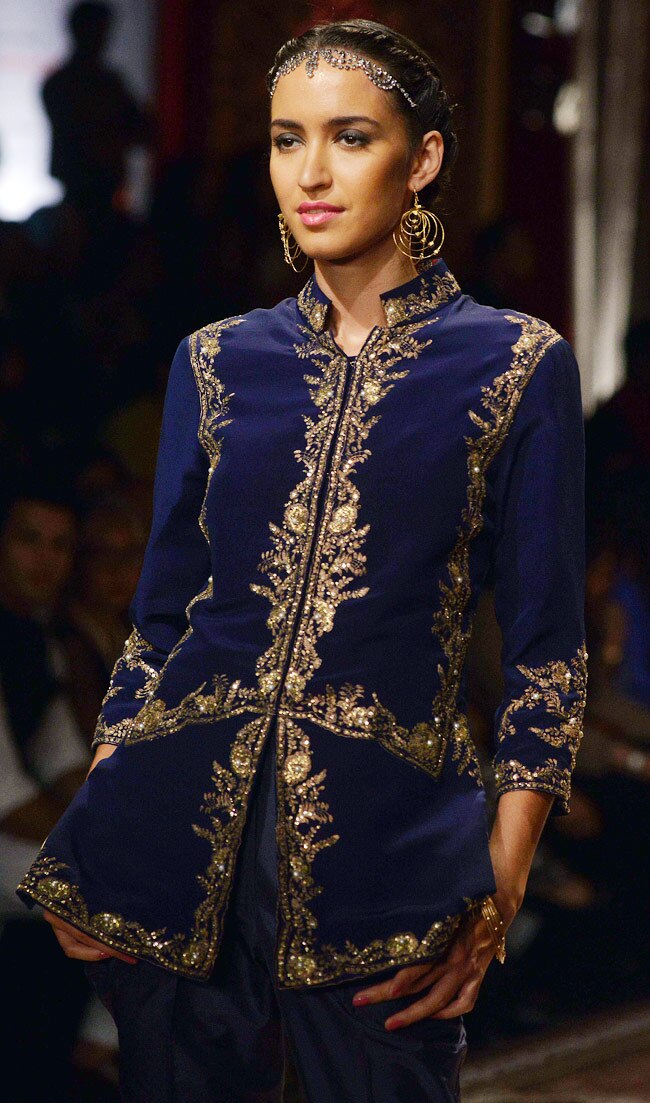 ब्राइडल फैशन वीक में रैंप पर अदिति राव हैदरी का जलवा