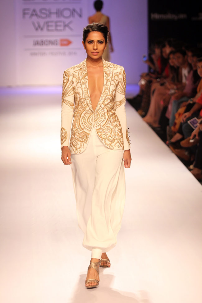 लैक्मे फैशन वीक के रैंप पर दीया, बिपाशा और मलाइका के जलवे