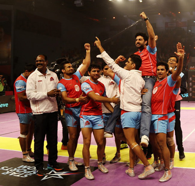 अभिषेक की कबड्डी टीम को चीयर करने पहुंचा बच्चन परिवार