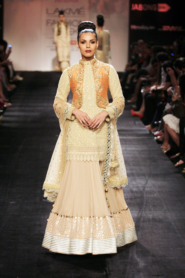 लैक्मे फैशन वीक के रैंप पर दीया, बिपाशा और मलाइका के जलवे