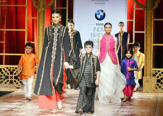 ब्राइडल फैशन वीक में रैंप पर अदिति राव हैदरी का जलवा