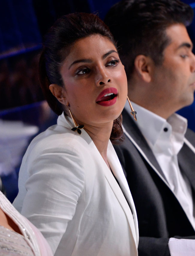 'मैरी कॉम' का प्रमोशन करने 'झलक...' के सेट पर पहुंची प्रियंका चोपड़ा