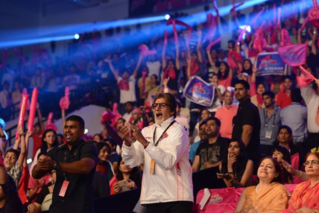 अभिषेक की कबड्डी टीम को चीयर करने पहुंचा बच्चन परिवार