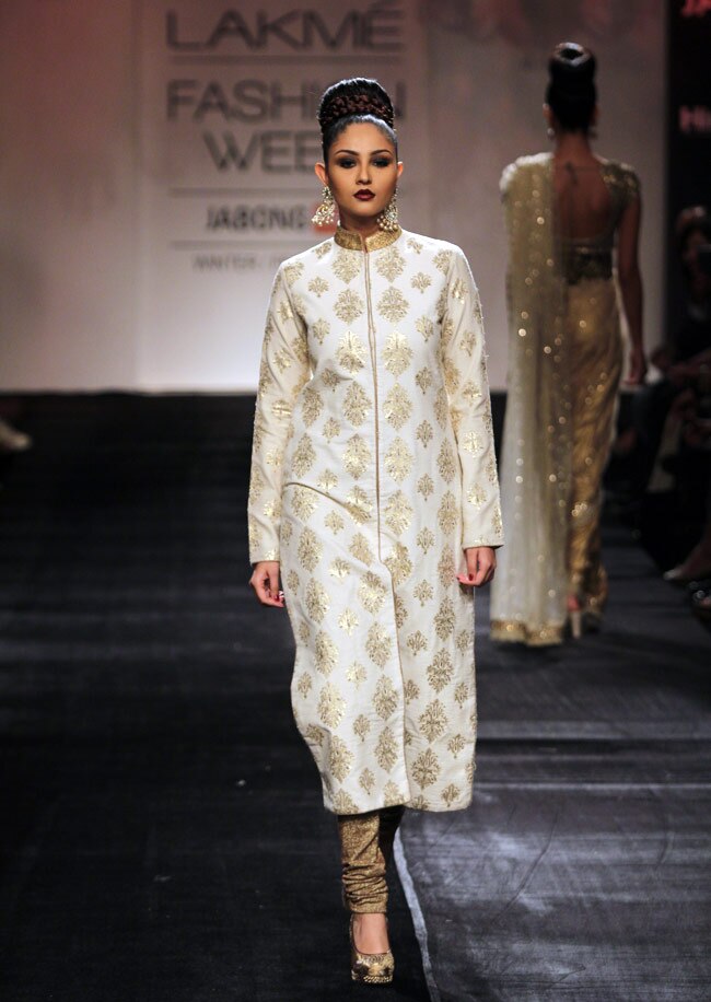 लैक्मे फैशन वीक के रैंप पर दीया, बिपाशा और मलाइका के जलवे
