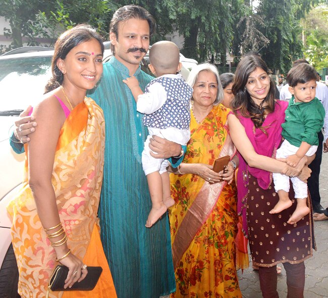 परिवार के साथ बॉलीवुड सितारों ने मानाई जन्माष्टमी