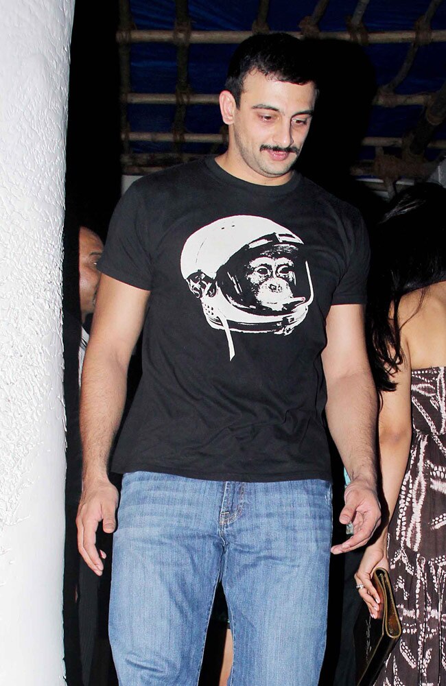 फिल्म 'बादलपुर' की शूटिंग खत्म, सितारों ने की पार्टी