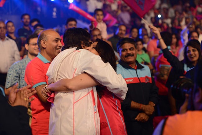 अभिषेक की कबड्डी टीम को चीयर करने पहुंचा बच्चन परिवार