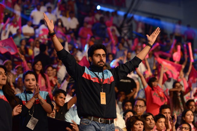 अभिषेक की कबड्डी टीम को चीयर करने पहुंचा बच्चन परिवार