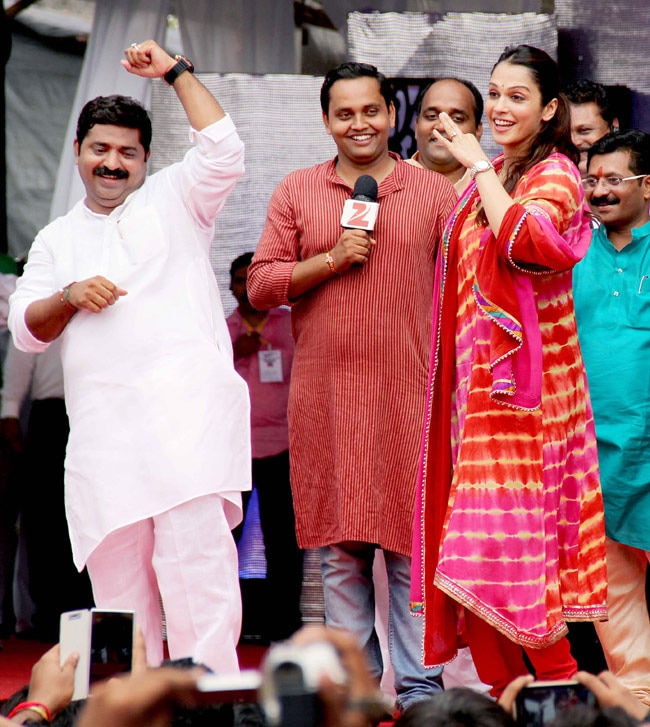 दही हांडी में बॉलीवुड सितारों ने मचाई धूम