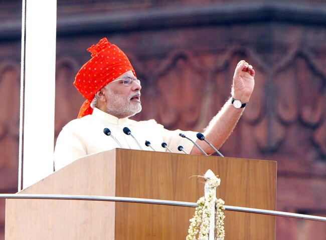 लाल किले पर शान से फहराया तिरंगा