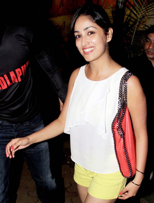 फिल्म 'बादलपुर' की शूटिंग खत्म, सितारों ने की पार्टी