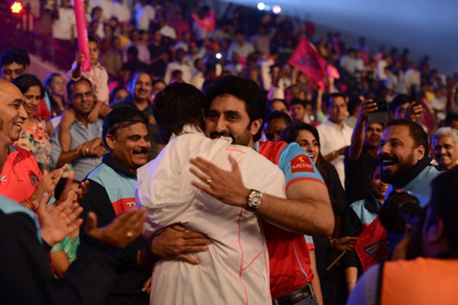 अभिषेक की कबड्डी टीम को चीयर करने पहुंचा बच्चन परिवार