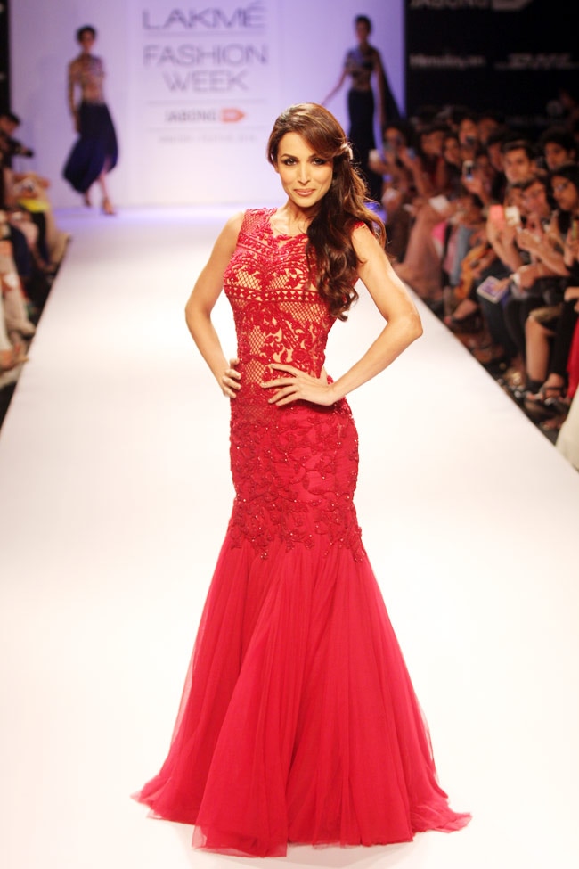 लैक्मे फैशन वीक के रैंप पर दीया, बिपाशा और मलाइका के जलवे
