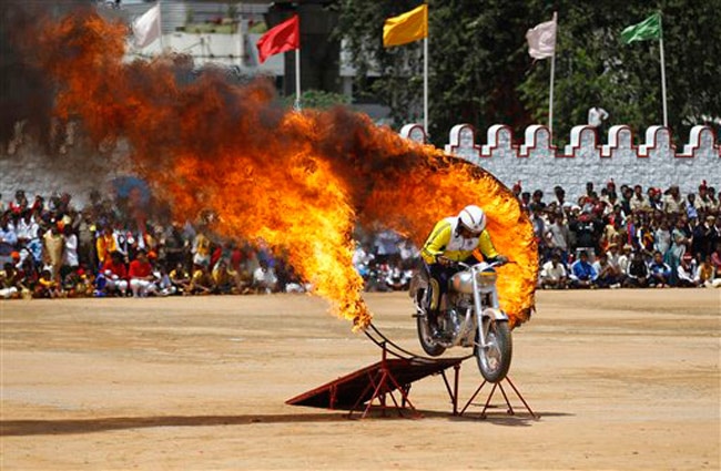 तस्वीरें: जश्न-ए-आजादी में डूबा पूरा देश