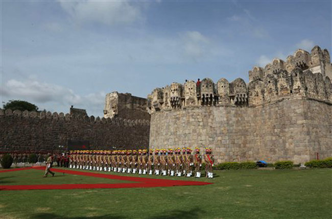 तस्वीरें: जश्न-ए-आजादी में डूबा पूरा देश