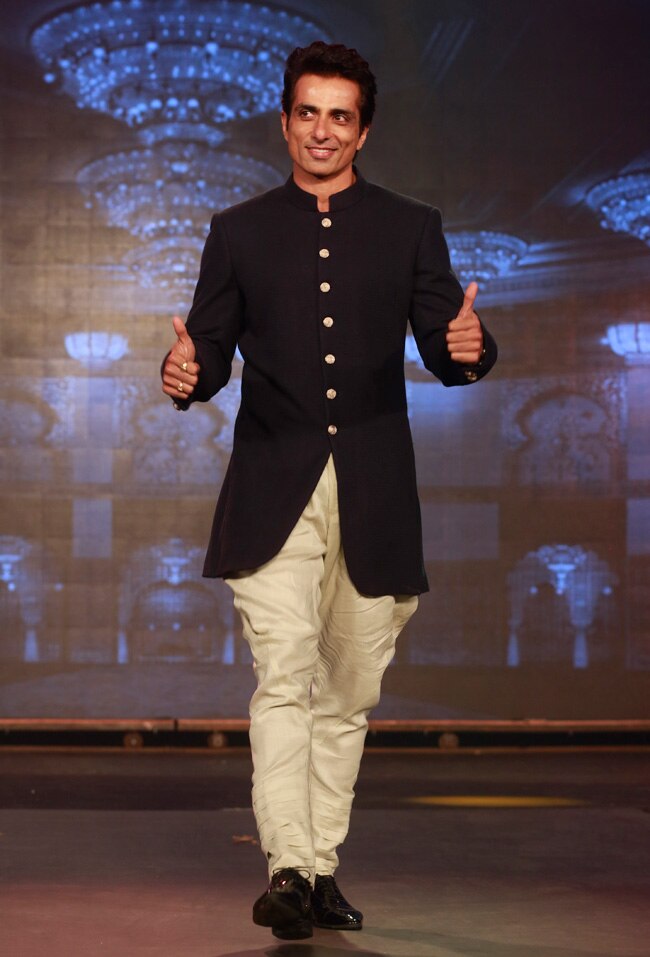 फैशन शो के साथ लॉन्च हुआ Happy New Year का ट्रेलर