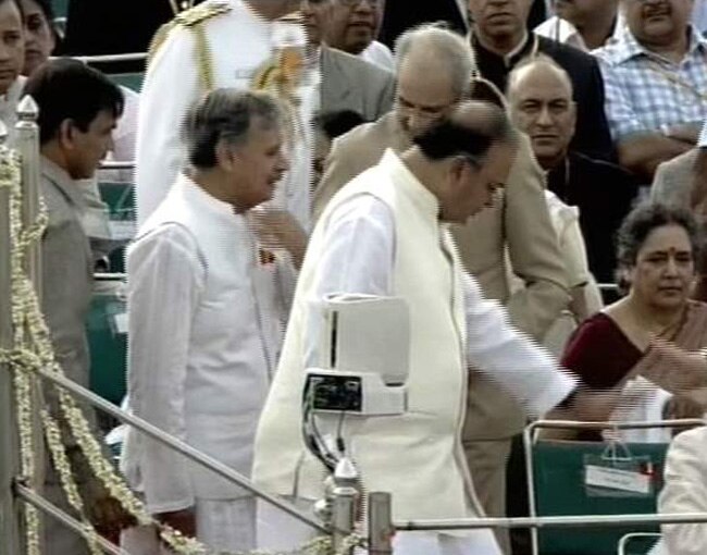 लाल किले पर शान से फहराया तिरंगा