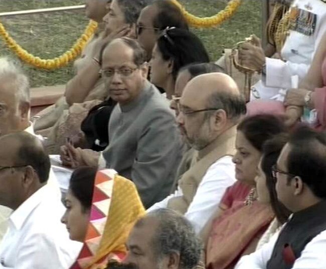 लाल किले पर शान से फहराया तिरंगा