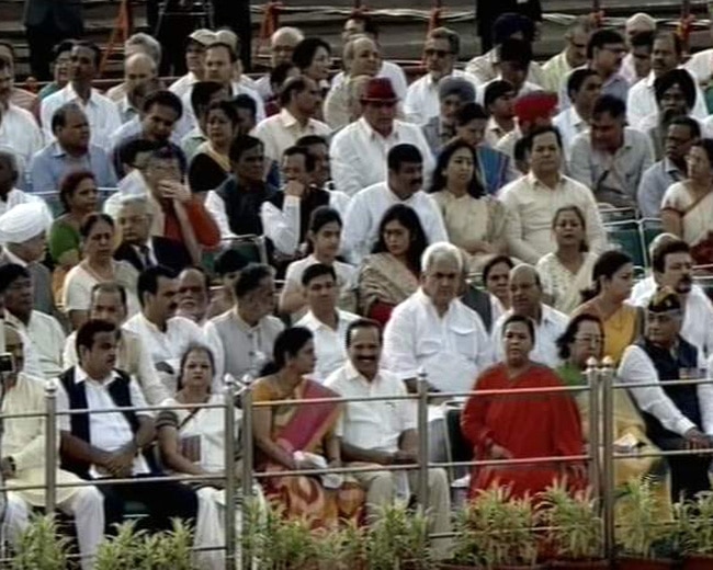 लाल किले पर शान से फहराया तिरंगा