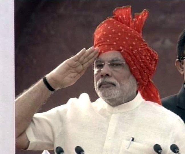 लाल किले पर शान से फहराया तिरंगा