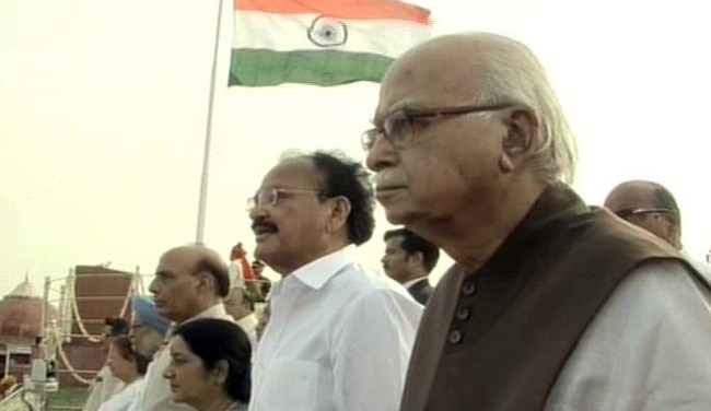 लाल किले पर शान से फहराया तिरंगा