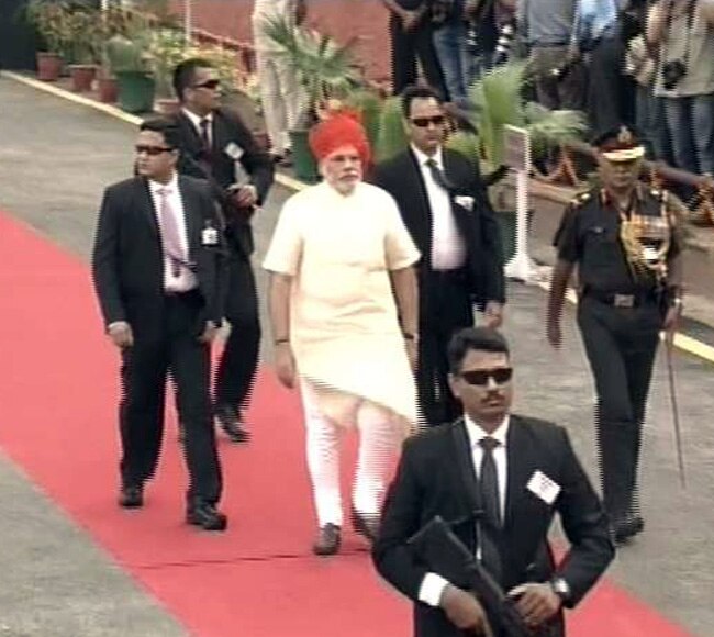 लाल किले पर शान से फहराया तिरंगा