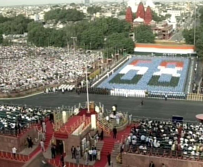 लाल किले पर शान से फहराया तिरंगा