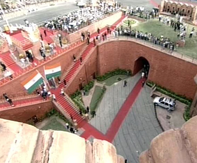 लाल किले पर शान से फहराया तिरंगा