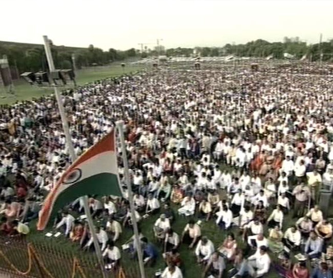 लाल किले पर शान से फहराया तिरंगा
