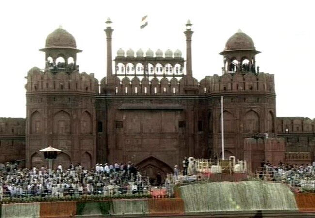 लाल किले पर शान से फहराया तिरंगा