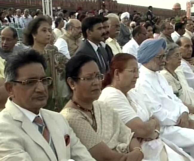 लाल किले पर शान से फहराया तिरंगा