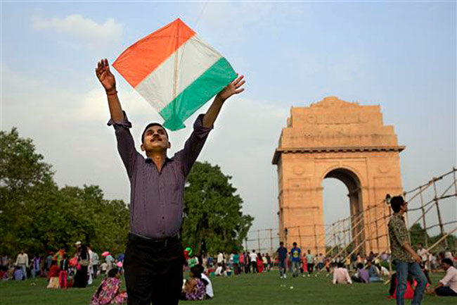 तस्वीरें: जश्न-ए-आजादी में डूबा पूरा देश
