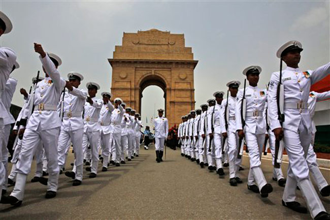 तस्वीरें: जश्न-ए-आजादी में डूबा पूरा देश