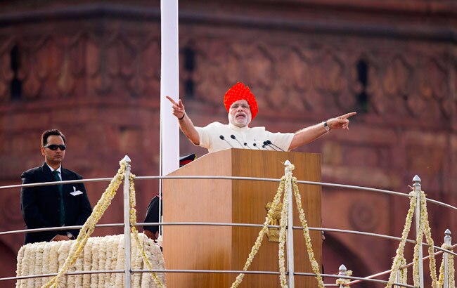 लाल किले पर शान से फहराया तिरंगा