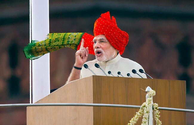 लाल किले पर शान से फहराया तिरंगा