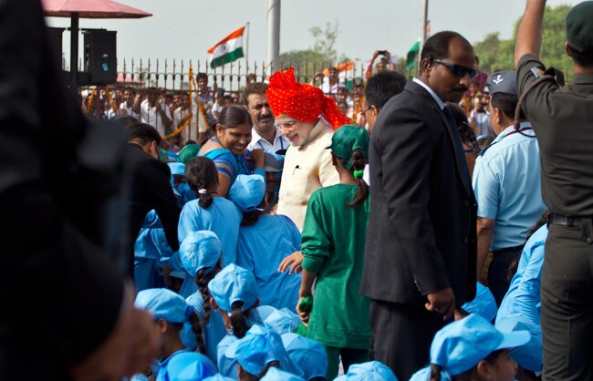 लाल किले पर शान से फहराया तिरंगा