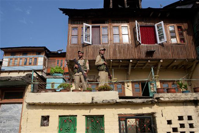 तस्वीरें: जश्न-ए-आजादी में डूबा पूरा देश