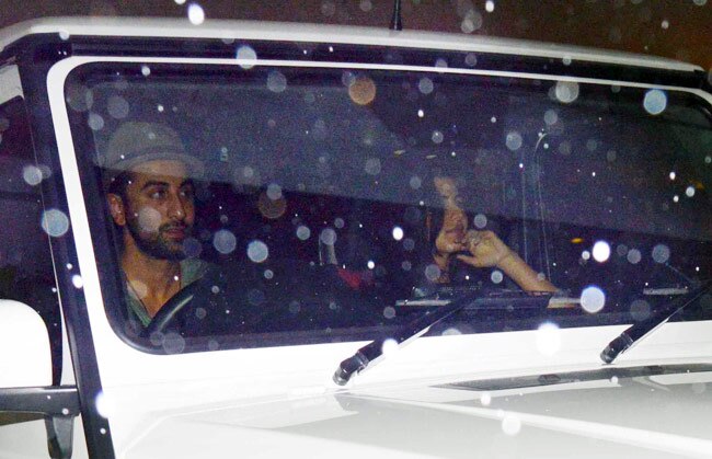 बॉलीवुड सितारों से गुलजार हुई करण जौहर की पार्टी