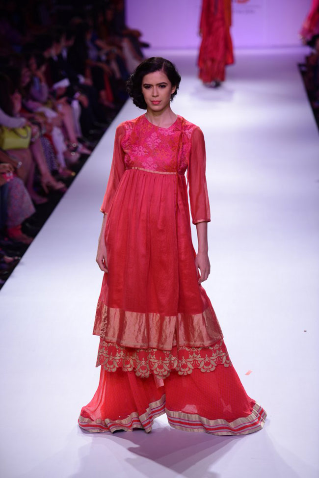 लैक्‍मे फैशन वीक में चित्रांगदा और नेहा का जलवा