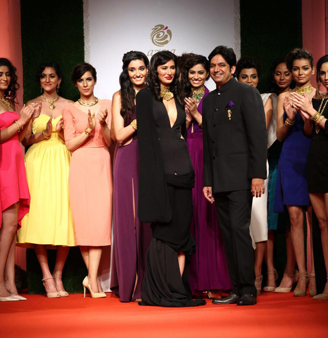 रैंप वॉक के दौरान नरगिस का हुआ OOPS!