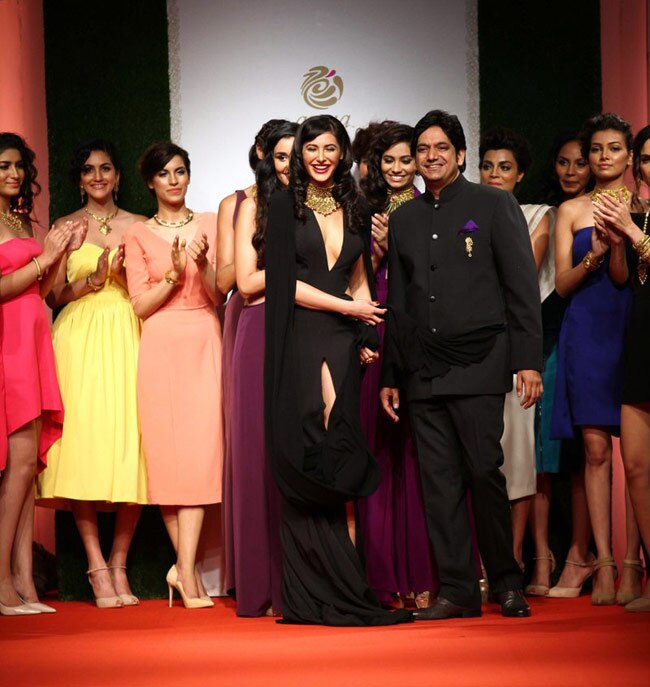 रैंप वॉक के दौरान नरगिस का हुआ OOPS!