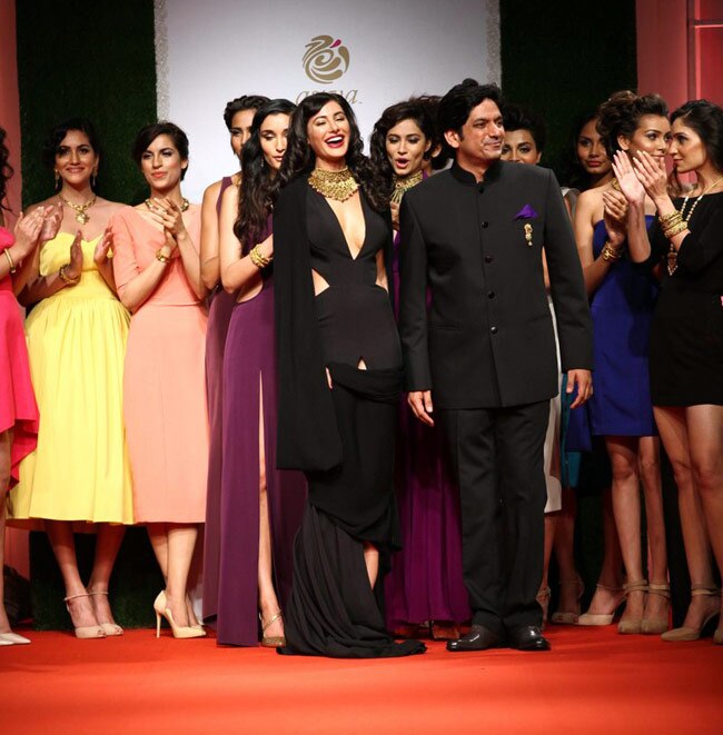 रैंप वॉक के दौरान नरगिस का हुआ OOPS!